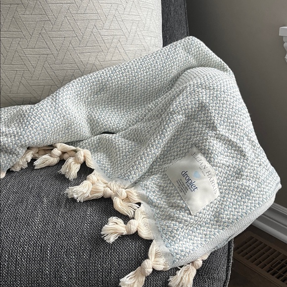 Droplet home goods x Jillian Harris 100% Organic Cotton throw Blanket - Picture 3 of 6